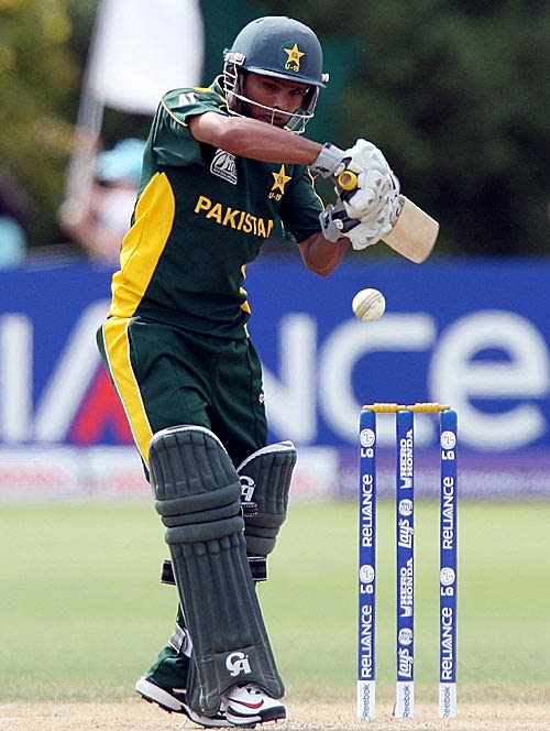 Rameez Aziz managed 23 but fell at a crucial stage