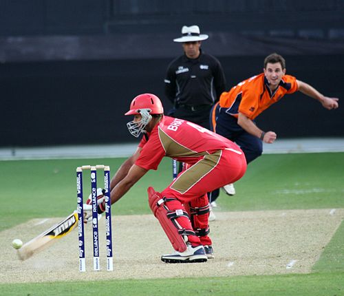 Ryan ten Doeschate goes past the outside edge of Umar Bhatti