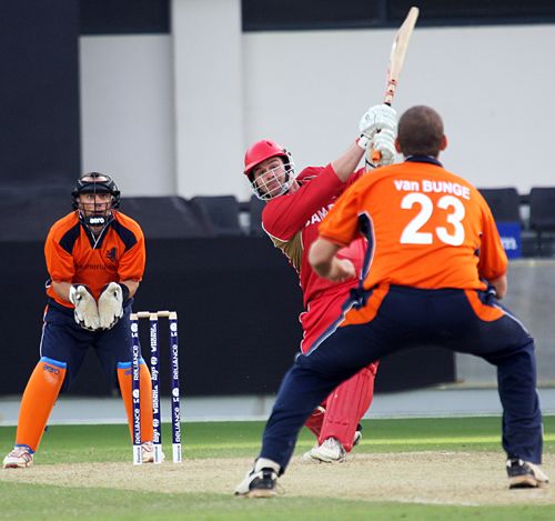 Ian Billcliff hits Daan van Bunge for six