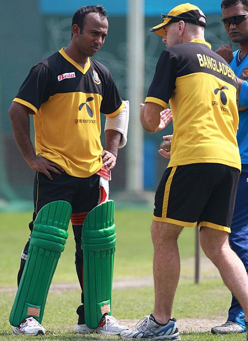 Aftab Ahmed gets a few pointers from Jamie Siddons
