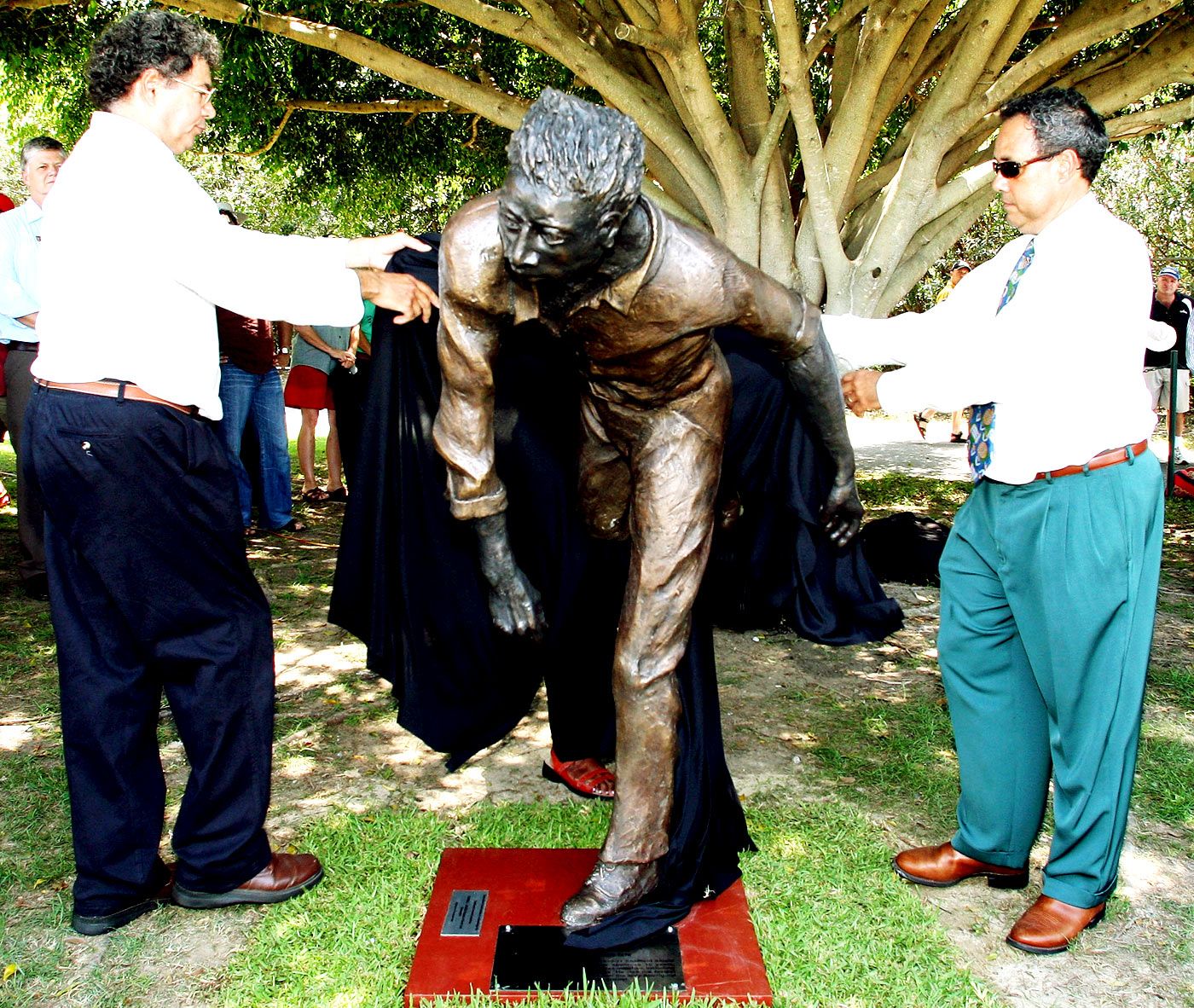 Wayne Coolwell and Larry Budd unveil a statue of Eddie Gilbert