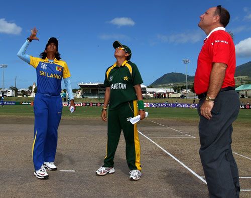 Chamani Seneviratna and Sana Mir at the toss