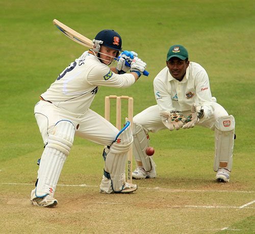 John Maunders made the most of Bangladesh's inexperienced pace attack with his eighth first-class hundred
