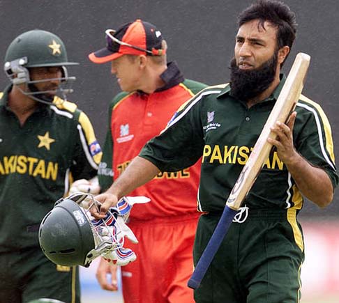 Saeed Anwar leaves the field with team mate Yousuf Youhana and Andy Flower for a rain stoppage