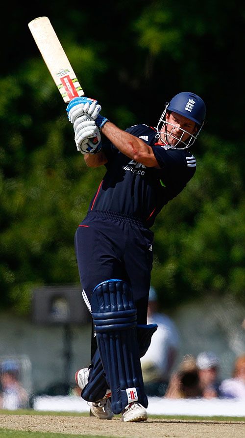 England coast to thumping victory 