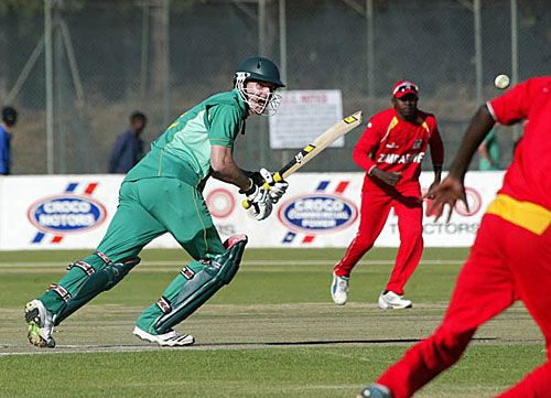 South Africa sneak last-ball thriller
