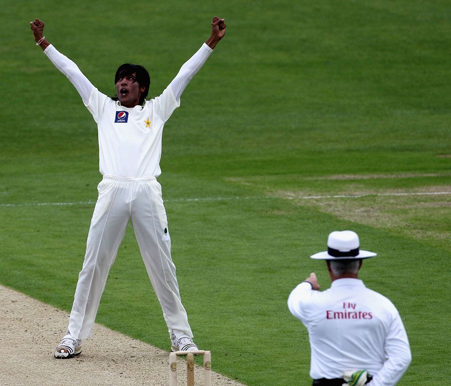Mohammad Amir gets the decision from Rudi Koertzen, as Simon Katich falls on the first morning