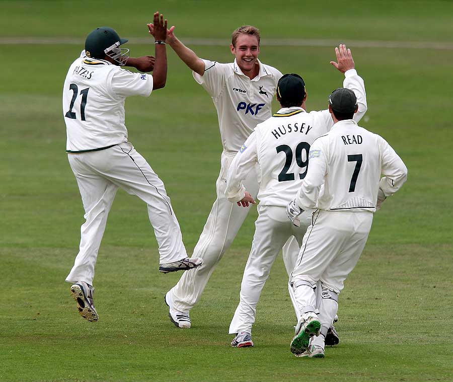 Broad wrecks Warwickshire with 8 for 52