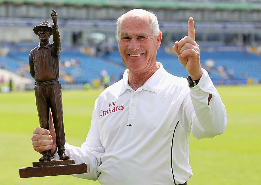 Rudi Koertzen was presented with a bronze statue to mark his 108th and final Test