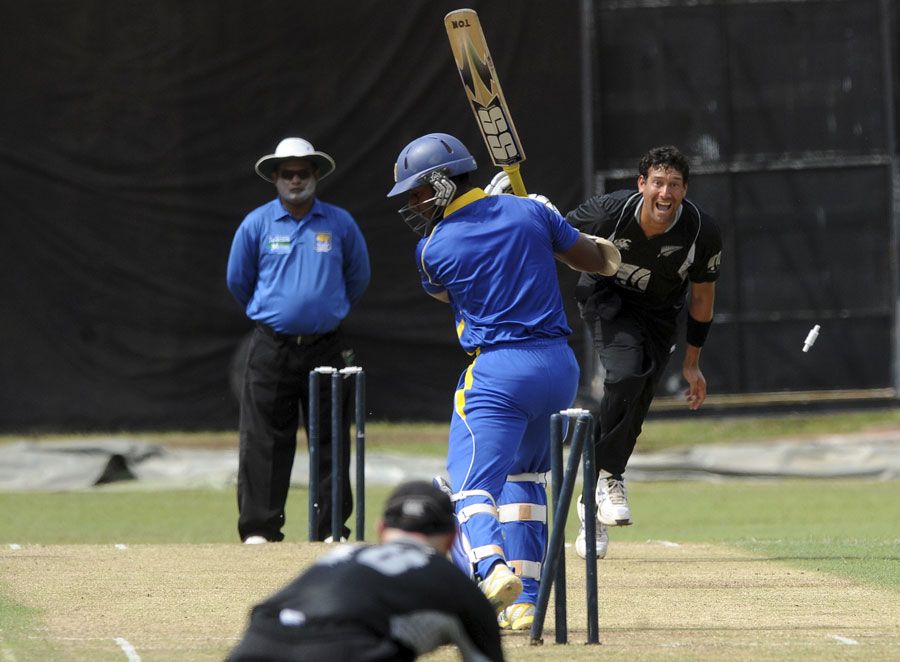 Daryl Tuffey hits Mahela Udawatte's stumps