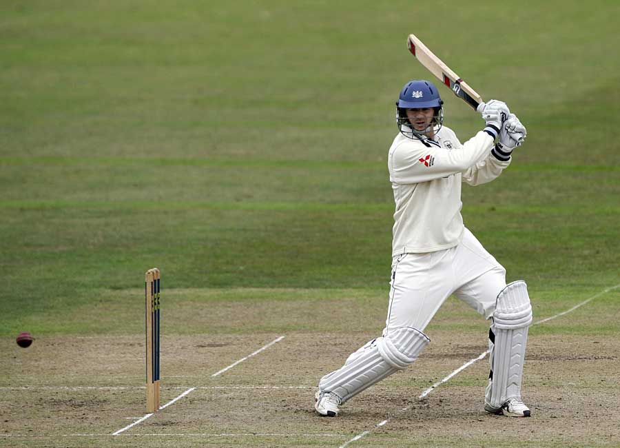 Alex Gidman cuts during his 40