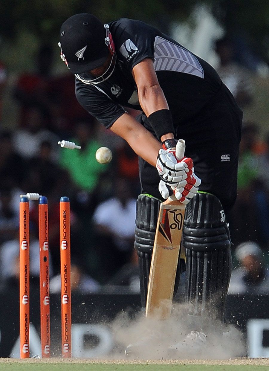 Daryl Tuffey is clean bowled by a Lasith Malinga yorker