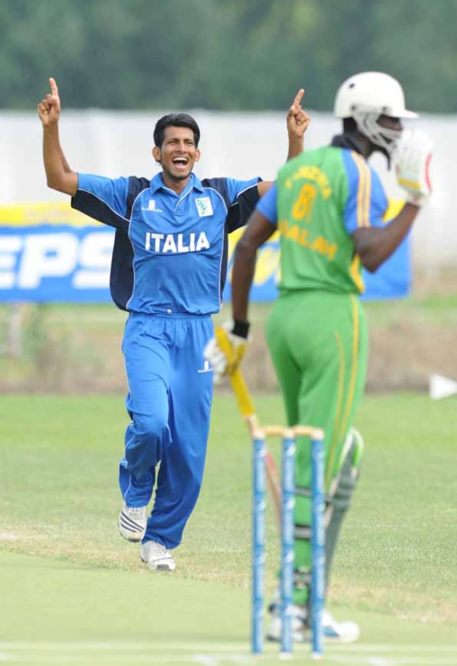 Dilan Fernando celebrates the dismissal of Khalil Rehmtullah