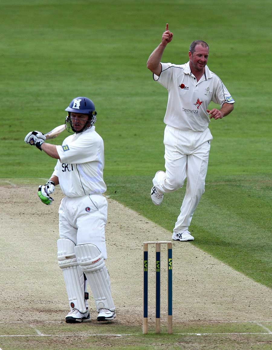 Darren Stevens took three early wickets against Warwickshire