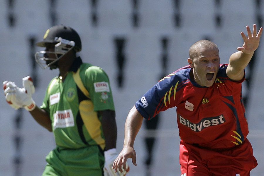 Ethan O'Reilly appeals successfully for Travis Dowlin's wicket