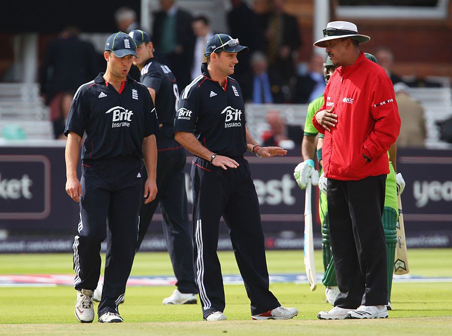 Andrew Strauss has a word with Billy Doctrove before the start of play