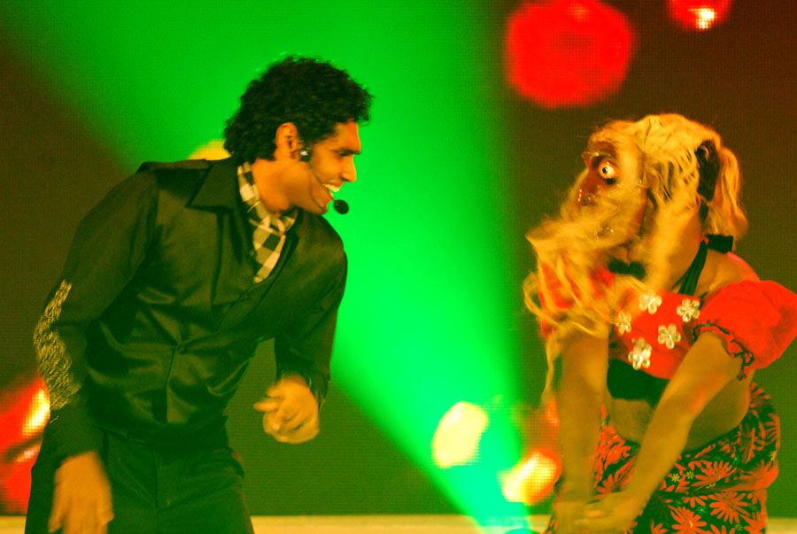 Former Sri Lanka fast bowler Akalanka Ganegama performs at the CEAT awards