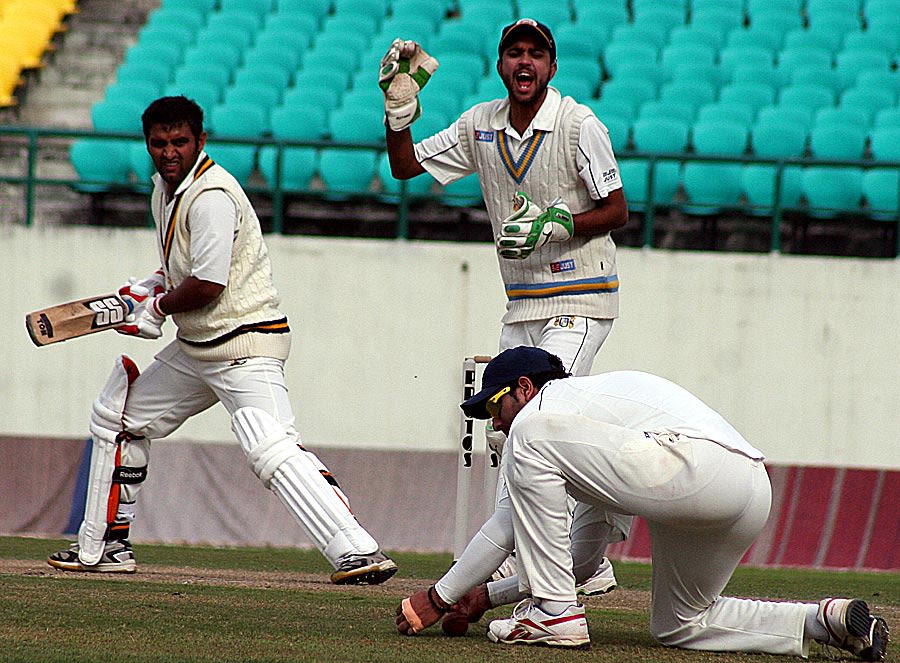Yuvraj Singh drops a catch at slip to give Kuldeep Diwan a reprieve