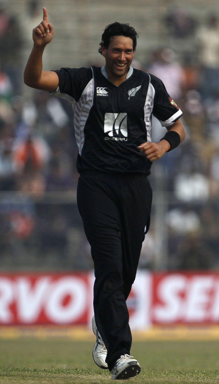 Daryl Tuffey celebrates the wicket of Murali Vijay