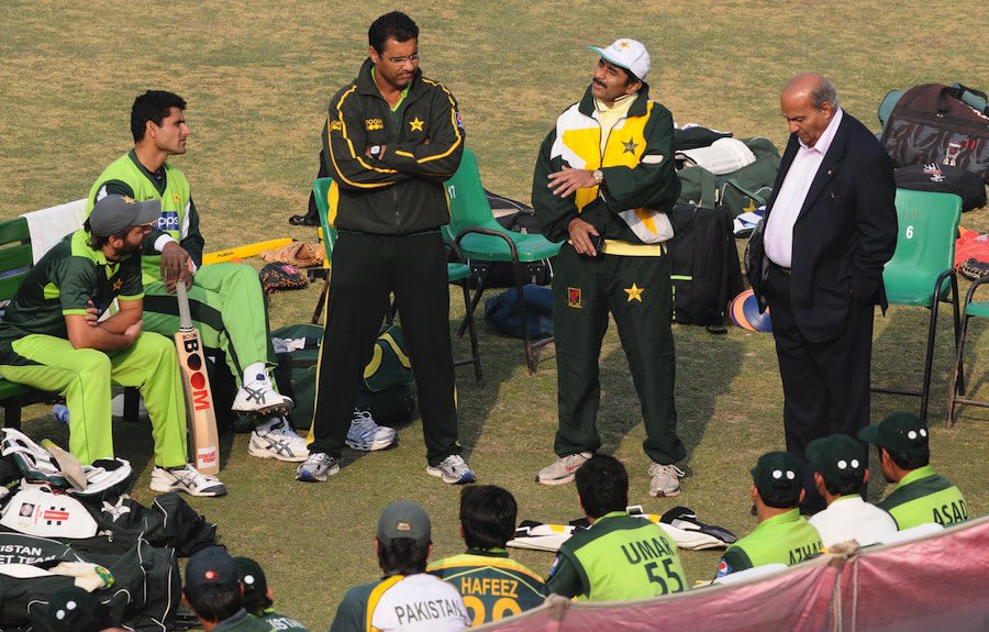 Javed Miandad speaks to the Pakistan players