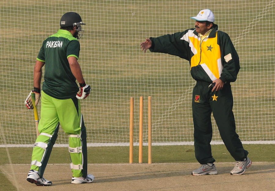 Javed Miandad has a word with Shahid Afridi