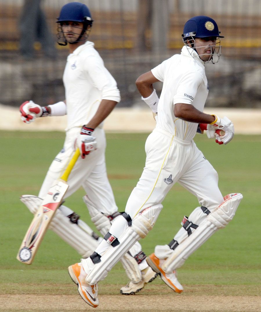 Subramaniam Badrinath and K Vasudevadas run between the wickets