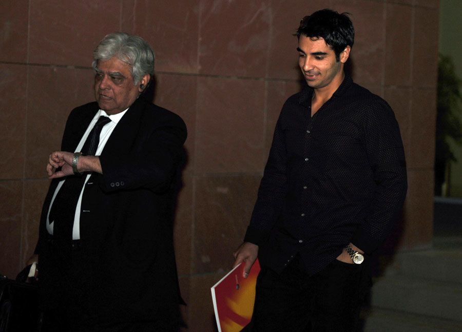 Salman Butt (right) leaves a hearing with his lawyer, Aftab Gul