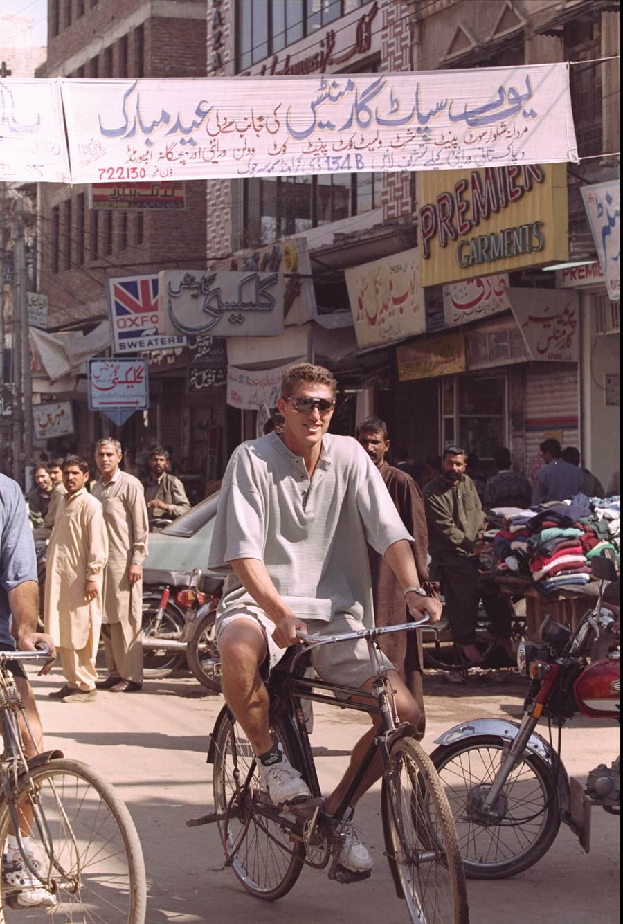 Fanie de Villiers rides a bicycle in Pakistan