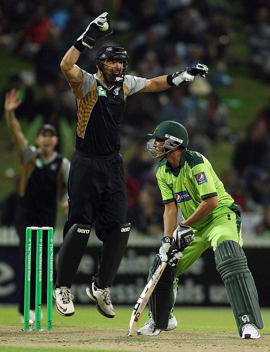 Younis Khan edges one to Peter McGlashan