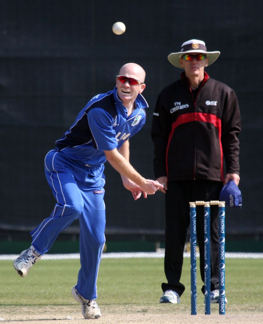 Andy Northcote bowls for Italy