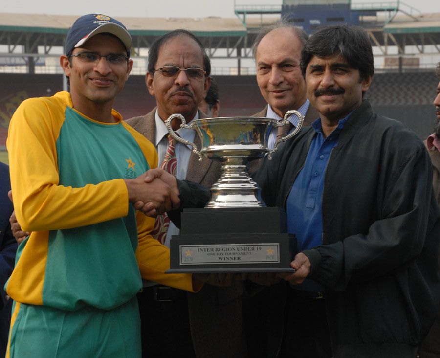 Javed Miandad presents the Inter Region U-19 One Day Tournament 2010-2011 trophy