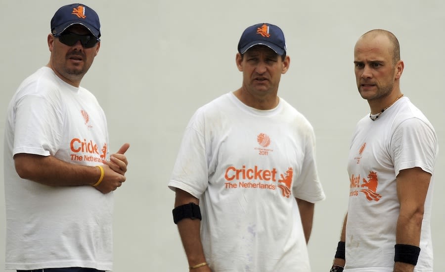 Atse Buurman and Netherlands coach Peter Drinnen during a training session