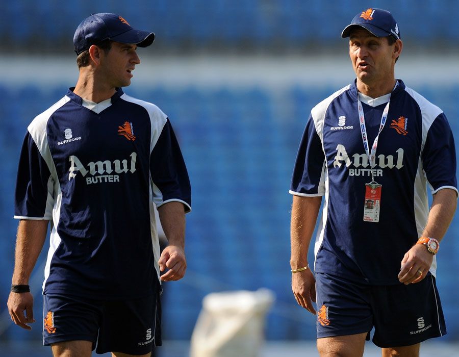 Ryan ten Doeschate and Netherlands coach Peter Drinnen at a training session