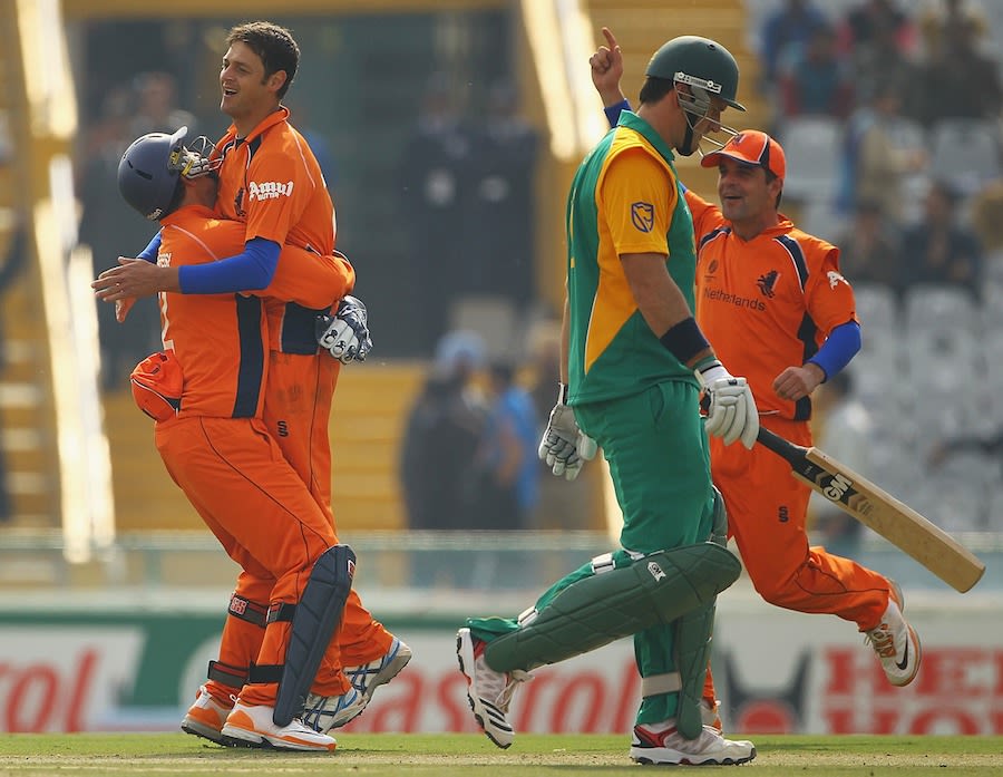 Bernard Loots celebrates Graeme Smith's wicket