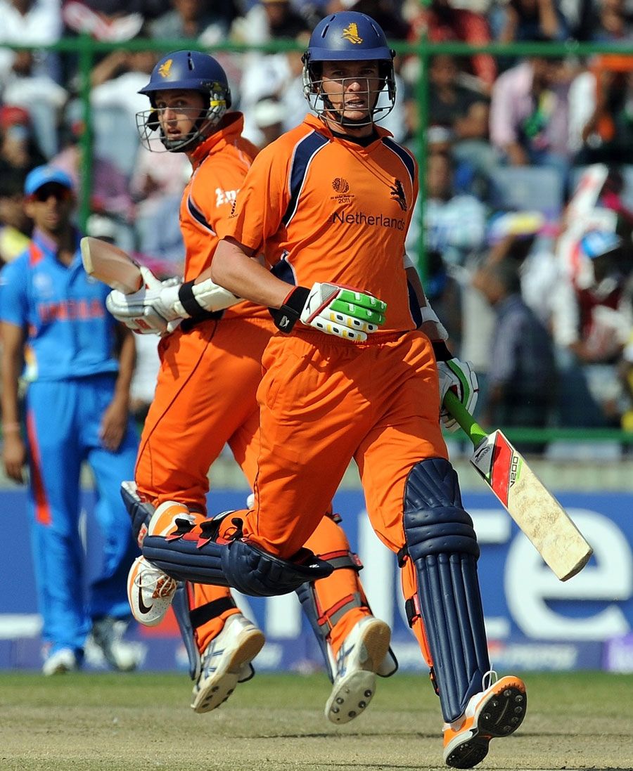 Eric Szwarczynski and Wesley Barresi take a run during their half-century stand