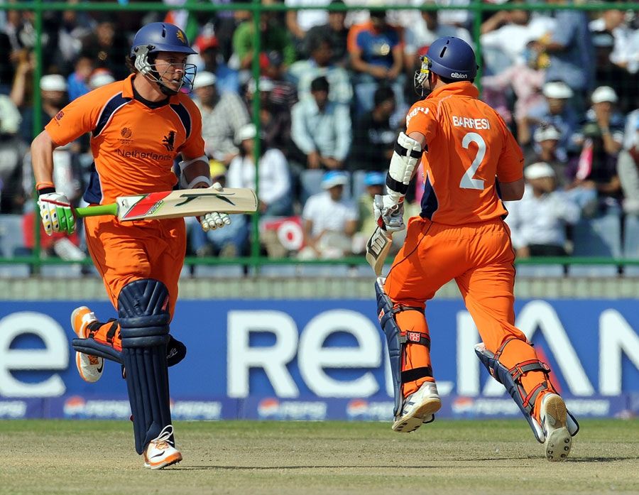 Eric Szwarczynski and Wesley Barresi put on a 56-run opening stand