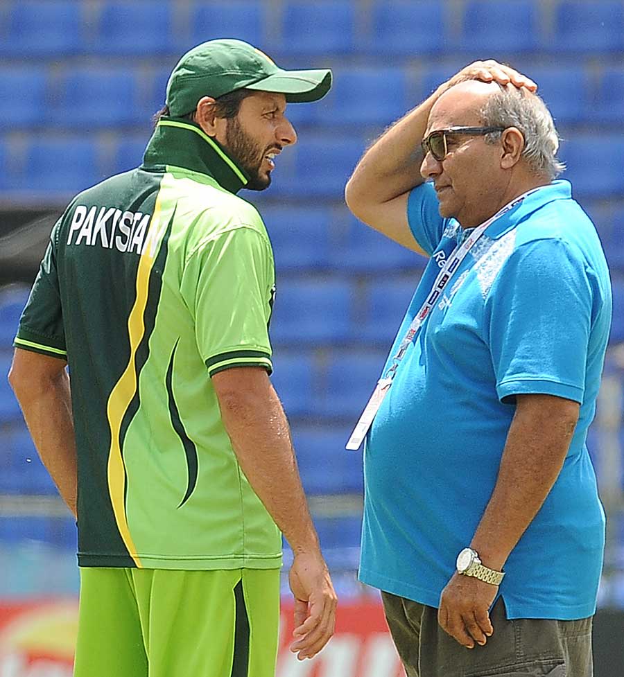 Shahid Afridi and Intikhab Alam have a chat
