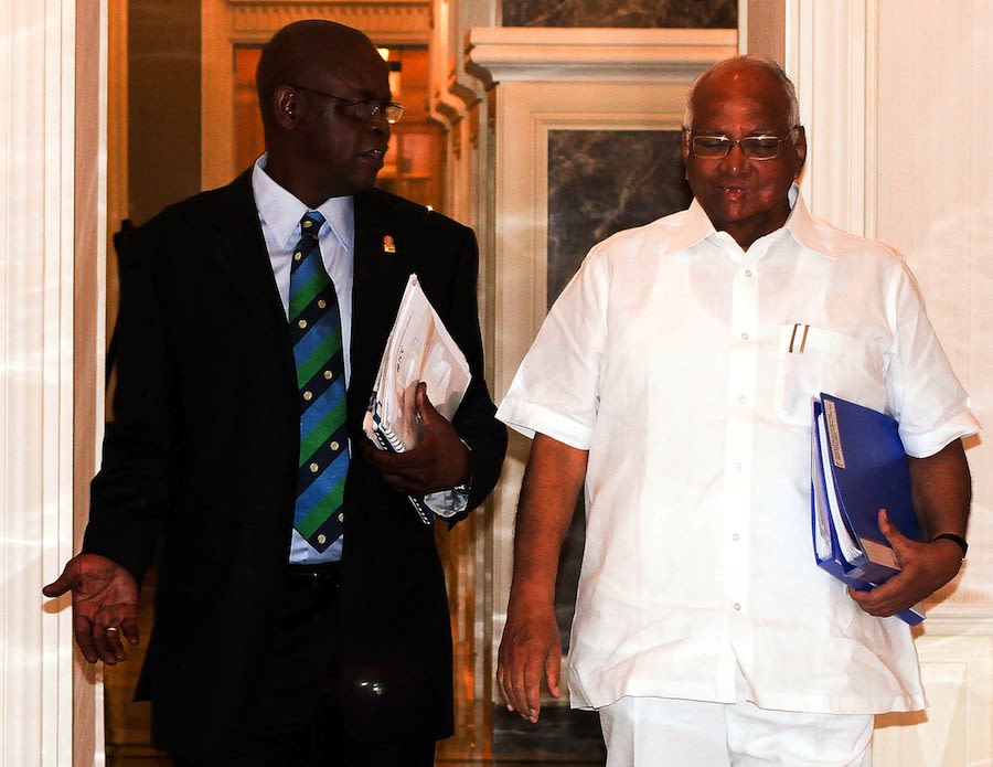 Sharad Pawar and Zimbabwe's Peter Chingoka at the Taj Palace hotel
