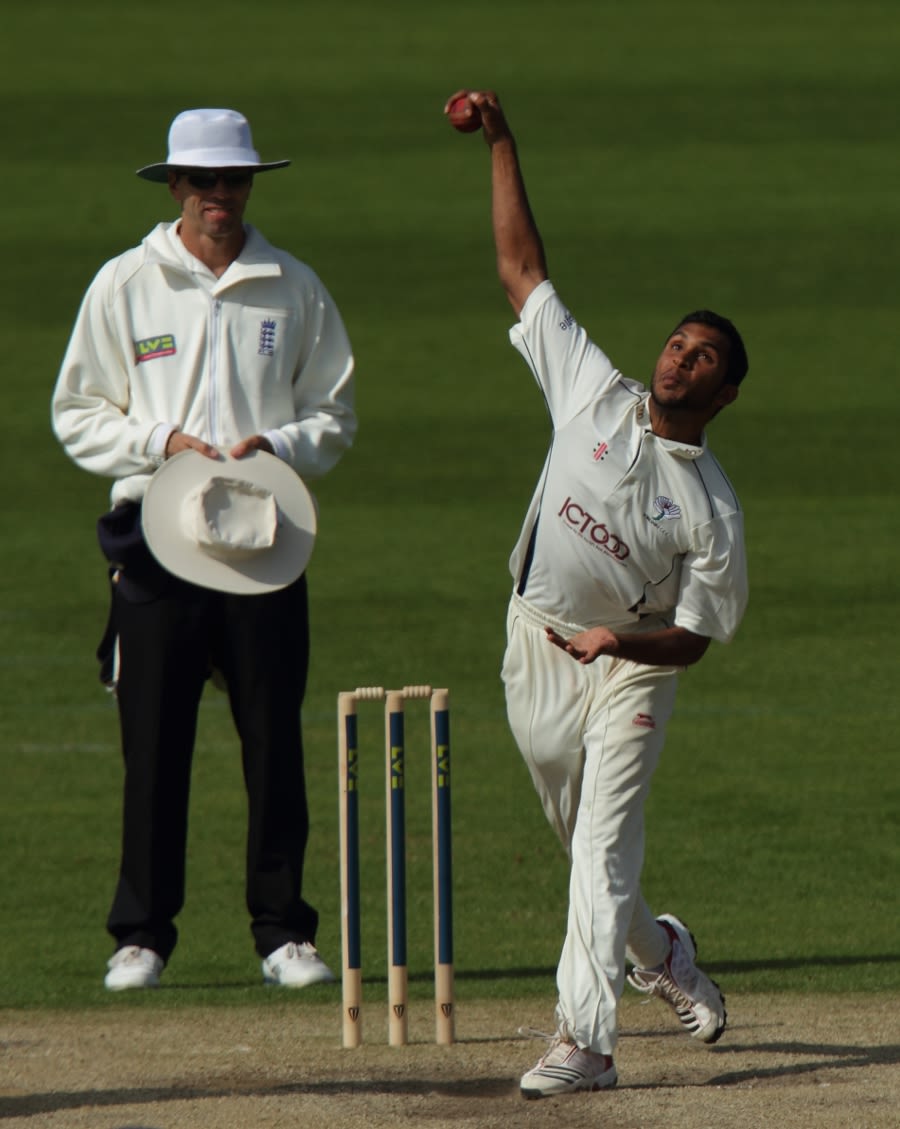 Rashid gives Worcestershire harsh wake-up call