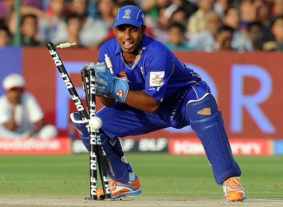 Did Amit Paunikar have the ball in his gloves as he broke the stumps?
