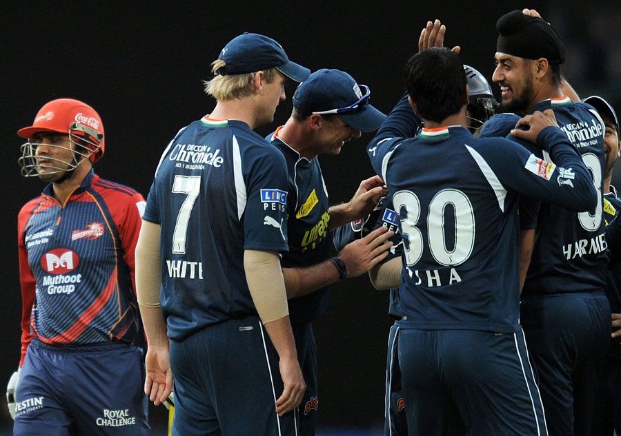 Deccan Chargers celebrate the dismissal of Virender Sehwag