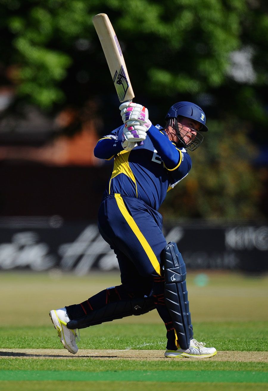Ian Blackwell drilled seven fours and five sixes in his 64-ball 98