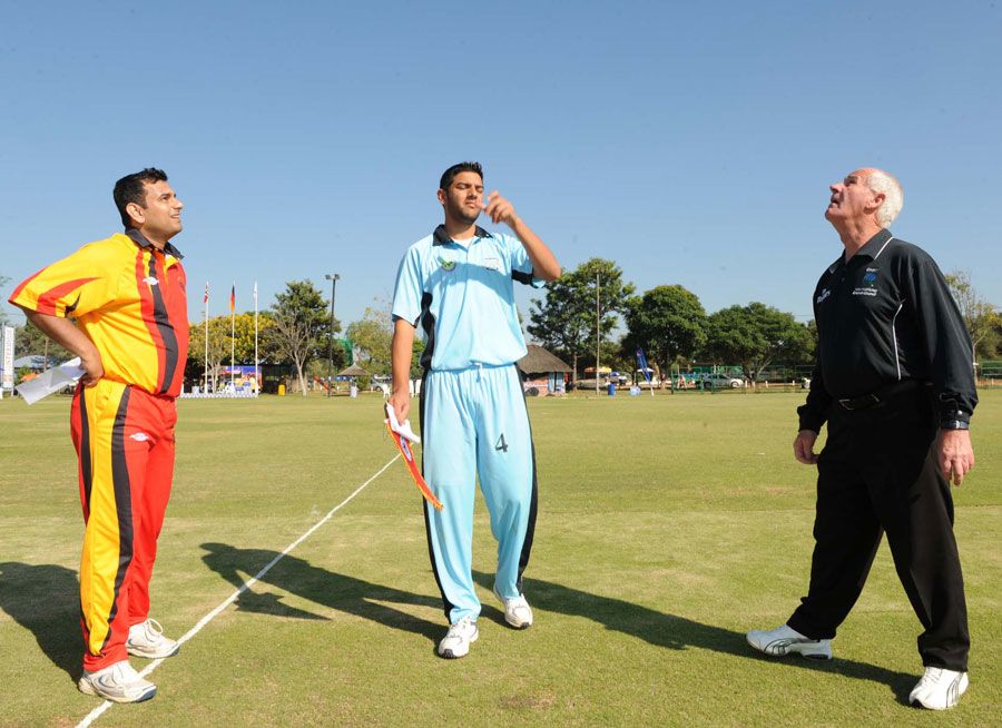 The Botswana and German captains at the toss, with umpire Rudi Koertzen