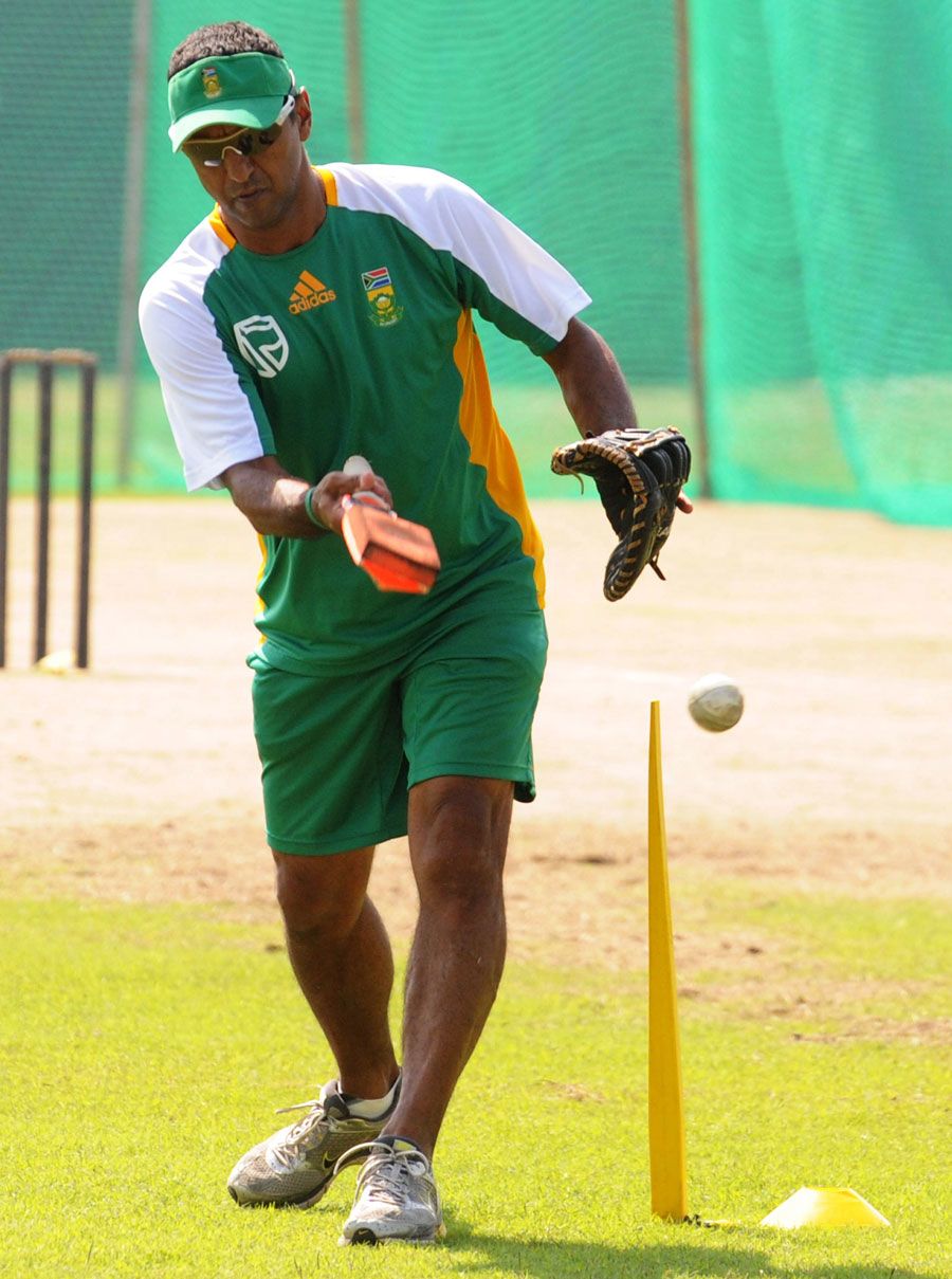 Vincent Barnes, South Africa's assistant coach, at training