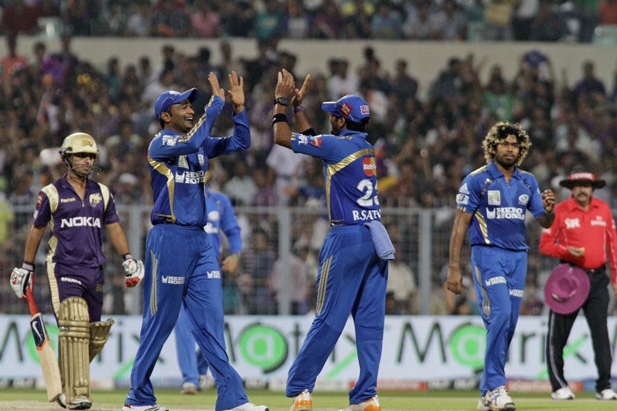 Mumbai Indians celebrate the run-out of Shreevats Goswami
