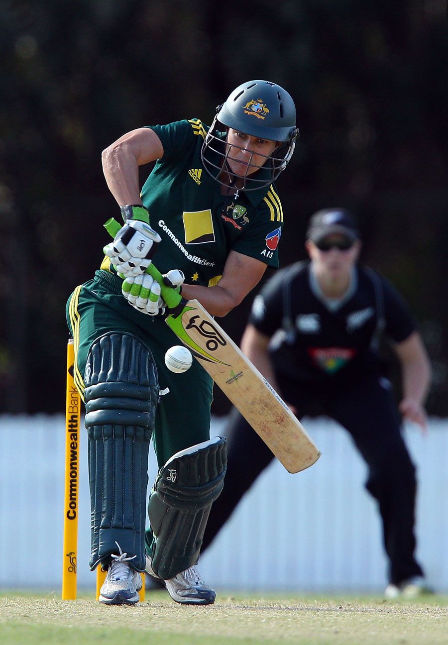 Smith, Poulton ease Australia to win