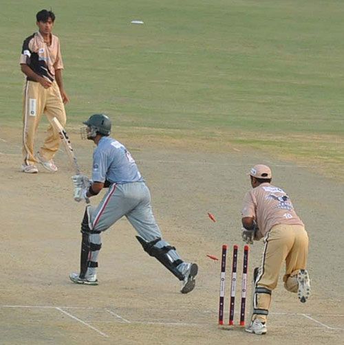 Lahore close in on semi-finals