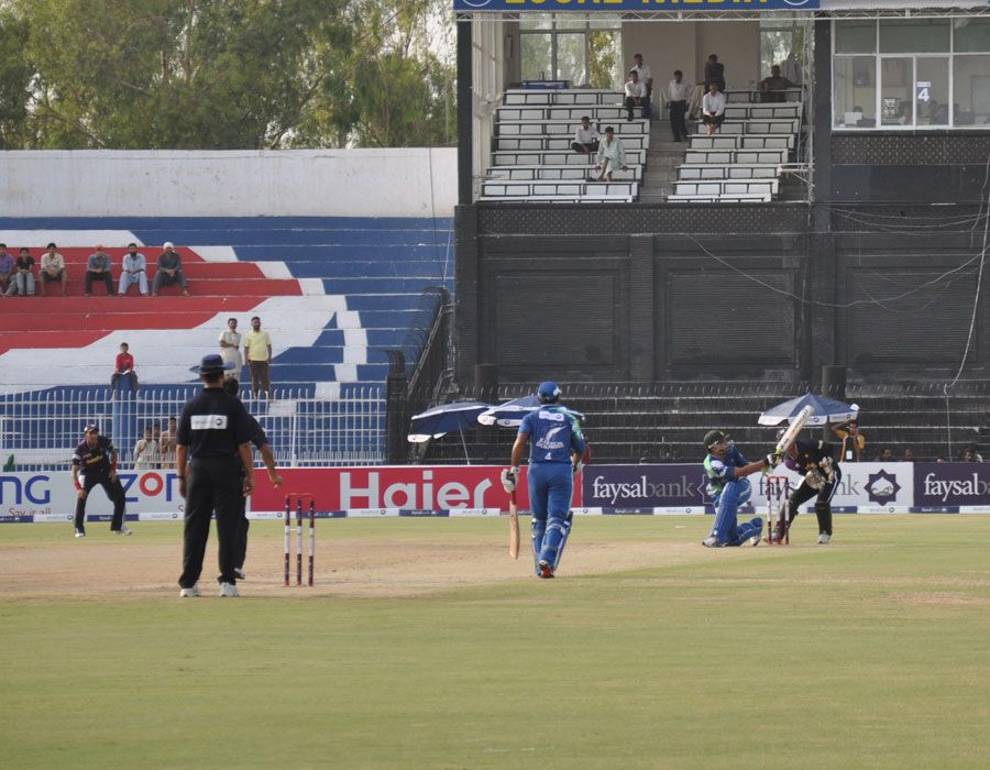 Shahzaib Hasan hits a six