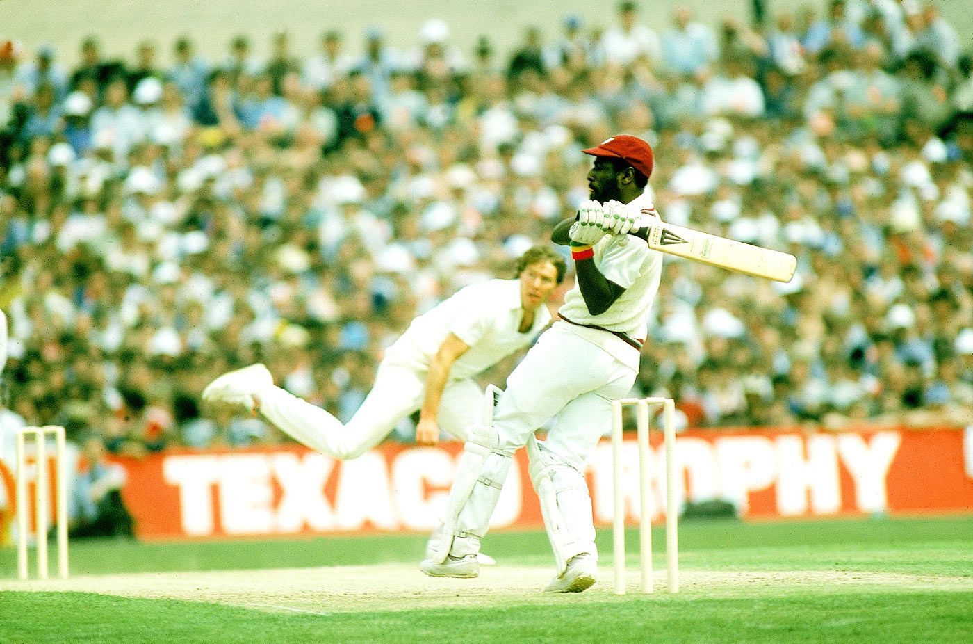 Viv Richards lofts Derek Pringle on his way to 189*