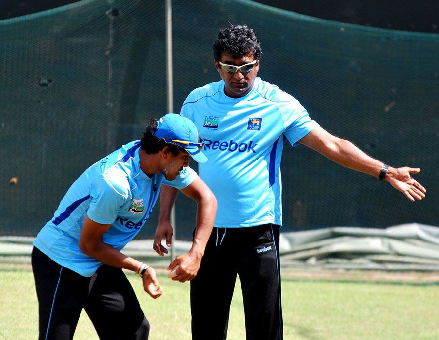 Rumesh Ratnayake advises Dinesh Chandimal 
